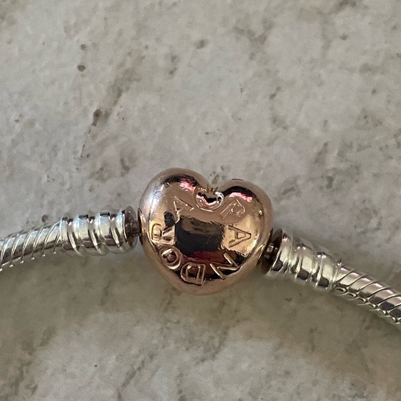 Pandora Moments Heart Clasp Snake Bracelet - Picture 2 of 4